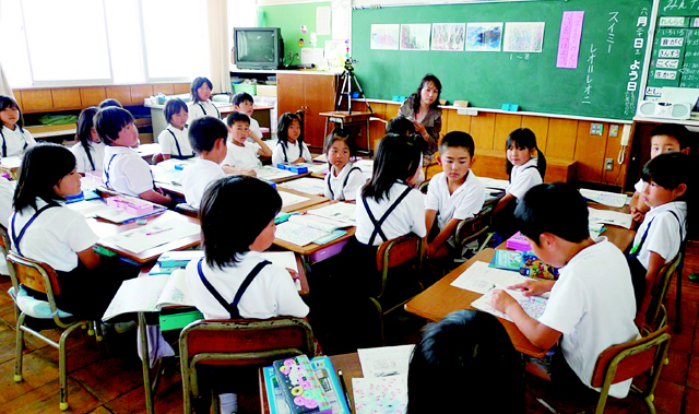 ‘배움의 공동체’ 수업을 하는 학교에서는 학생들이 협력해서 적극적으로 수업에 참여한다. ‘한국 배움의 공동체 연구회’ 제공