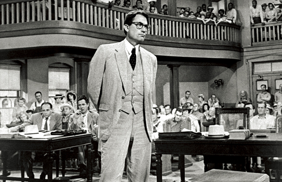 〈앵무새 죽이기〉(1960)의 작가 하퍼 리가 쓴 이 작품의 속편 격인 소설 〈파수꾼〉이 미국과 한국 등지에서 동시 출간되어 열띤 논쟁을 낳고 있다. 사진은 그레고리 펙이 주연한 영화 〈앵무새 죽이기〉의 한 장면. 〈한겨레〉자료사진