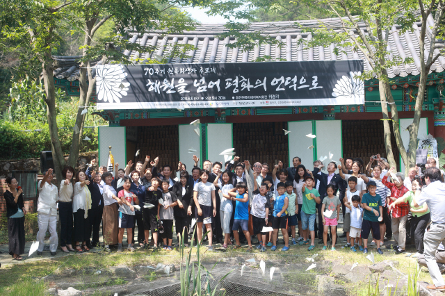 70주기 원폭 희생자 추모제를 마치고 참석자들이 평화 기원 종이비행기를 날리는 모습. 장성하 사진작가 제공