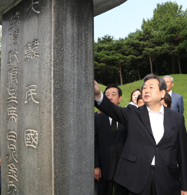 김무성 새누리당 대표가 14일 오전 광복 70돌을 앞두고 서울 효창동 백범 김구 선생 묘소에 참배한 뒤 비문을 읽어보고 있다. 이정우 선임기자 woo@hani.co.kr