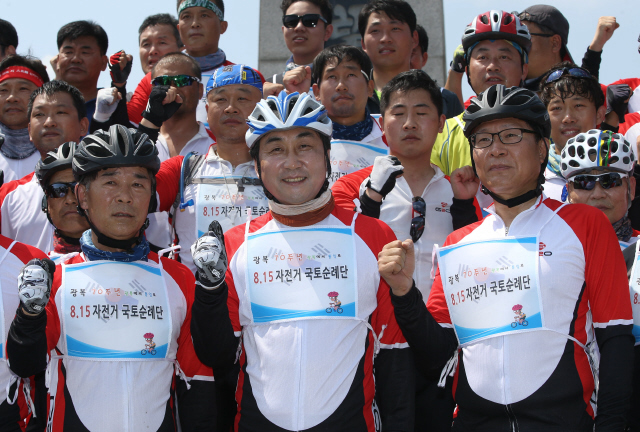 이종걸 새정치민주연합 원내대표(왼쪽)가 14일 오후 경기도 파주시 임진각 망배단에서 ‘광복 70주년 광복에서 통일로 8.15 자전거 국토순례단’ 해단을 알리는 구호를 외치고 있다. 파주/신소영 기자 viator@hani.co.kr