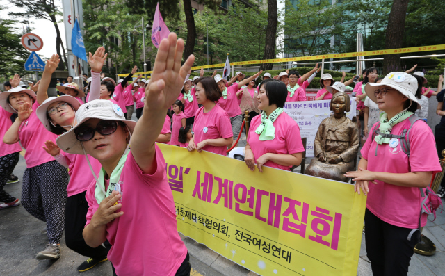 제3차 ‘세계 일본군 위안부 기림일’인 14일 오전 서울 종로구 중학동 주한일본대사관 앞에서 전국여성연대 ‘평화와 통일을 위한 여성행동’ 참가자들이 세계연대집회를 열고 있다.  이종근 기자 root2@hani.co.kr