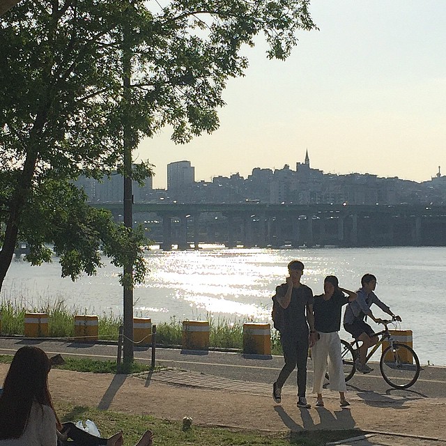 바라보는 반대 방향으로 여백을 주면 불안하면서 역동적인 느낌을 줄 수 있다. 사진 자욱스튜디오 제공