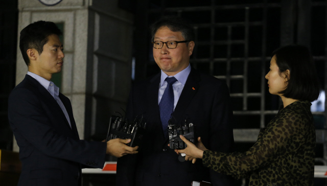 최태원 에스케이 회장이 14일 0시를 기해 의정부 교도소를 나서며 취재진들의 질문에 답하고 있다. 의정부/김경호 선임기자 jijae@hani.co.kr