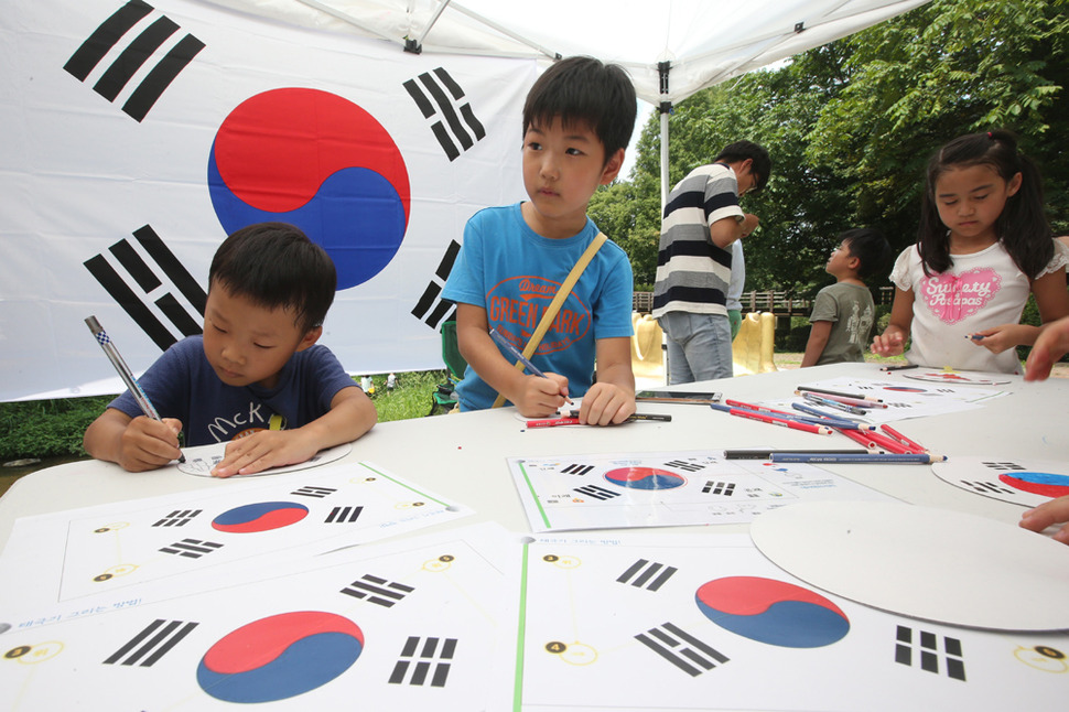 제70주년 광복절을 하루 앞둔 14일 오후 경기 과천 서울동물원에서 어린이들이 ‘태극부채‘를 만드는 체험행사를 하고 있다. 2015.8.14 (과천=연합뉴스)