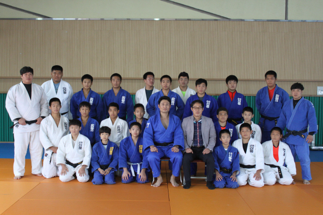 14일 전남 순천 신흥중학교 체육관에서 전기영 용인대 교수와 순천 신흥초, 신흥중, 순천공고 유도부 학생들이 단체사진을 찍고 있다.  순천공고 유도 학부모회 제공