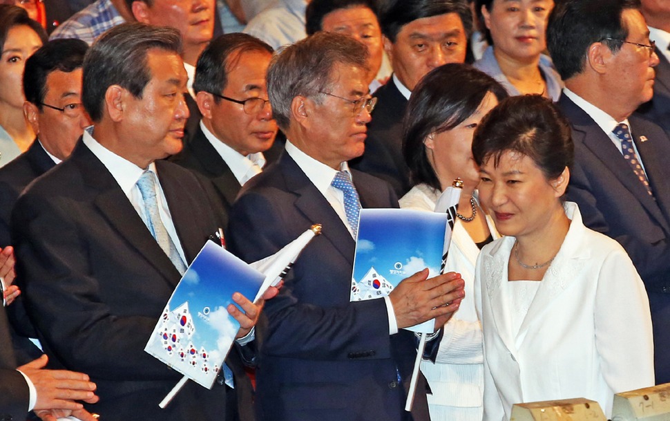 박근혜 대통령이 15일 오전 서울 세종문화회관에서 열린 제70주년 광복절 중앙경축식장에 입장하면서 김무성 새누리당 대표와 문재인 새정치민주연합 대표 앞을 지나가고 있다. 이정용 선임기자 lee312@hani.co.kr