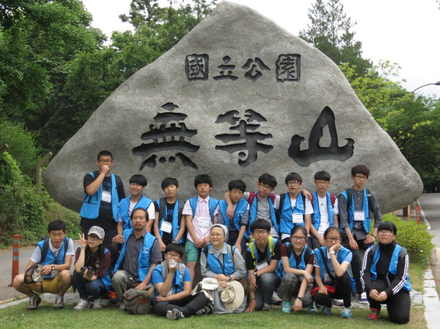 지난 6월14일 광주광역시 동구 지산동 무등산 일대로 야외 촬영 수업을 진행한 광주청소년수련원 ‘포토 앤 드림’ 학생들이 기념사진을 위해 포즈를 취했다.