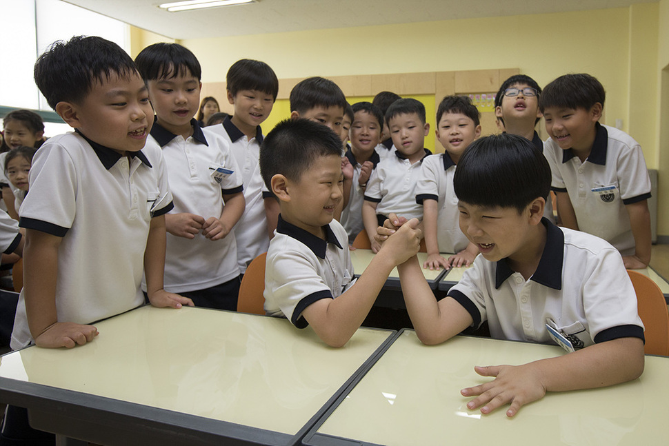 개학을 맞이한 신광초등학교 1학년 학생들이 17일 오전 교실에서 팔씨름을 하고 있다. 김성광 기자 flysg2@hani.co.kr