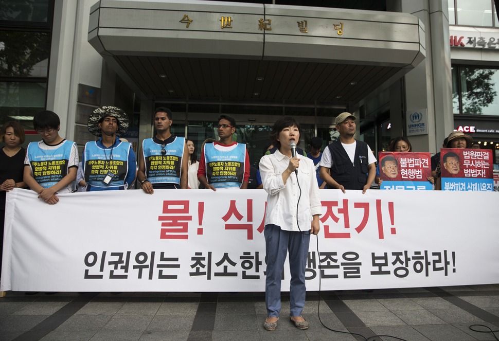 기아차 비정규직 인권위 광고탑 고공농성 64일째인 13일 오전 서울 중구 국가인권위원회 앞에서 농성중인 최정명, 한규협씨의 가족과 노동자들이 기자회견을 열어 농성자들의 생존을 위해 물, 음식, 전기를 공급하라고 인권위에 요구하고 있다. 김성광 기자 flysg2@hani.co.kr