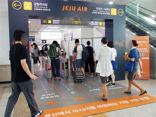 제주항공은 부산김해경전철 공항역 개찰구를 김해국제공항 국제선 출국장처럼 꾸며 김해공항을 이용하는 경전철 탑승객들을 대상으로 부산발 국제선 정기노선을 홍보하고 있다고 18일 밝혔다.  제주항공 제공 