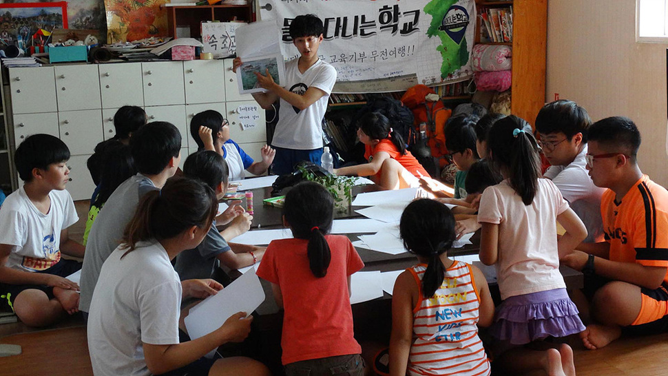 손상호씨가 8월12일 강원도 고성 하늘땅 지역아동센터에서 아이들과 수업을 하고 있다.