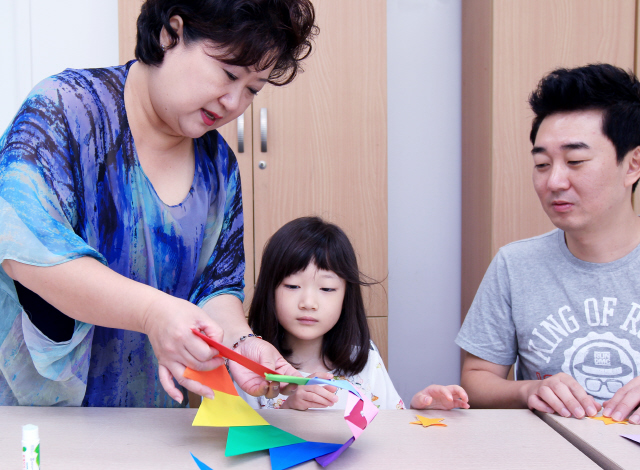 박혜련 선생님에게서 종이접기를 배우는 서정민 기자 부녀. 사진 박미향 기자 mh@hani.co.kr