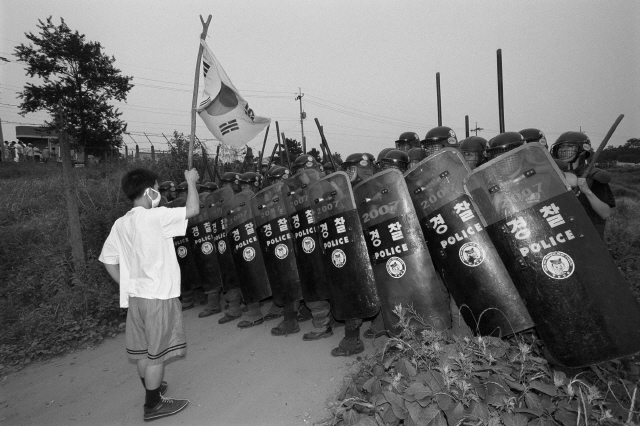 사격장 반대시위 현장을 담은 노순택 작가의 ‘고장난 섬’ 연작들(2000년). 사진 노순택 작가 제공 