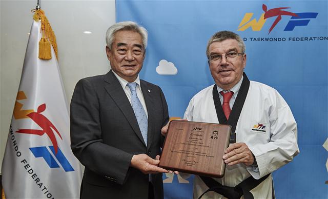 (왼쪽부터) 조정원 세계연맹 총재, 토마스 바흐