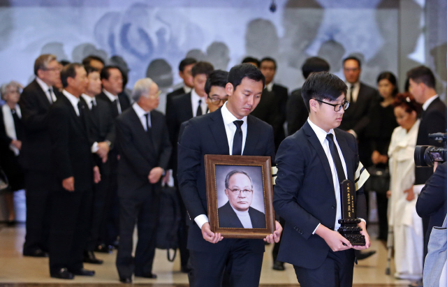 고 이맹희 씨제이(CJ) 명예회장의 장례식이 열린 20일 오전 서울 종로구 연건동 서울대병원 장례식장에서 고인의 손자 이호준(오른쪽·이재환 재산커뮤니케이션즈 대표 아들)씨와 손녀사위인 정종환(이재현 씨제이 회장 딸 이경후씨 남편)씨가 위패와 영정을 들고 영결식이 열리는 중구 필동 씨제이 인재원으로 향하고 있다.  이정용 선임기자 lee312@hani.co.kr