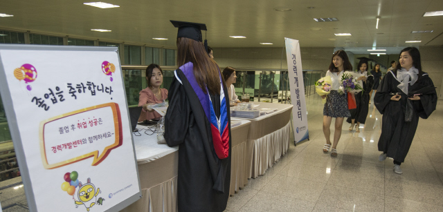  20일 오전 후기 학위수여식이 열린 서울시내 한 대학교에서 졸업생들이 학사복을 입은 채 교내에 설치된 취업상담 부스에서 취업 상담을 예약하고 있다.  김성광 기자 flysg2@hani.co.kr