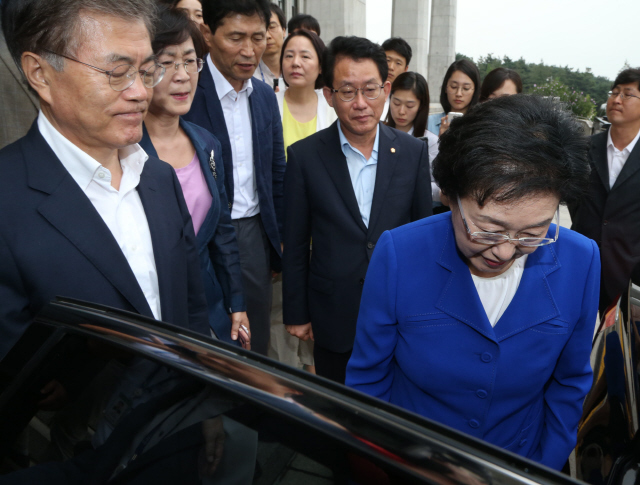 9억여원의 불법 정치자금을 받은 혐의로 징역 2년의 실형이 대법원에서 최종 확정된 한명숙 새정치민주연합 의원(오른쪽)이 20일 오후 국회에서 입장을 밝힌 뒤 문재인 대표(왼쪽) 등 당직자들의 배웅을 받으며 차량에 오르고 있다. 이정우 선임기자 woo@hani.co.kr