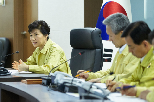 박근혜 대통령이 20일 북한의 서부전선 포격 도발과 관련해 ‘지하벙커’로 불리는 청와대 위기관리상황실에서 긴급 국가안전보장회의(NSC)를 주재하고 있다. 청와대 제공