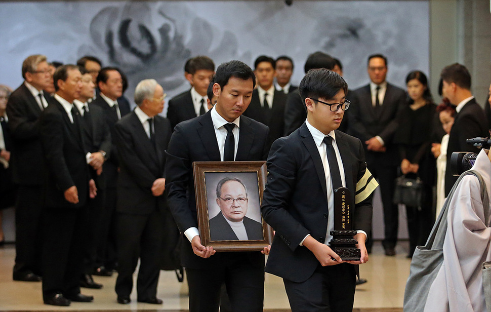 고 이맹희 씨제이그룹 명예회장의 발인식이 열린 20일 오전 서울 중구 연건동 서울대학교 장례식장에서 이 명예회장의 손자 이호준(앞줄 오른쪽, 이재환 대표의 아들)씨와 손녀사위인 정종환(앞줄 왼쪽, 이재현 씨제이 회장 딸의 남편)씨가 위패와 영정을 들고 영결식이 열리는 서울 중구 필동 씨제이 인재원으로 향하고 있다. 이정용 선임기자 lee312@hani.co.kr