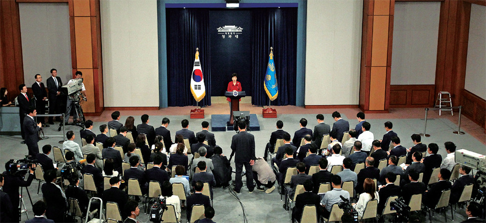 박근혜 대통령이 지난해 8월6일 청와대에서 대국민 담화를 발표했다. 박 대통령은 4대 구조 개혁에 동참해 고통을 분담할 것을 호소했다. 청와대 사진기자단