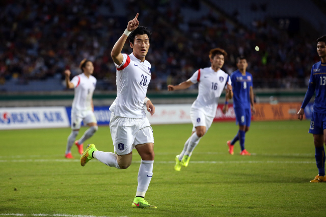 장현수가 지난해 9월30일 열린 2014 인천아시안게임 축구 4강전에서 타이를 상대로 페널티킥 쐐기골을 넣은 뒤 동료들과 기뻐하고 있다. 대한축구협회 제공