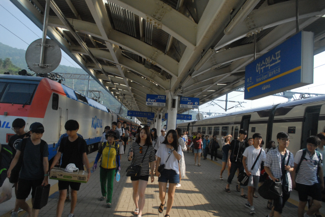 지난 1일 전남 여수시 여수엑스포역에서 20대 젊은 여행자들이 열차에서 내려 들어오고 있다. 상당수가 방학기간에 판매되는 ‘내일로 패스’ 이용자들로, 여름과 겨울 전국의 중소도시 역은 배낭여행을 하는 패스 사용자들로 붐빈다. 사진 서재철 녹색연합 전문위원