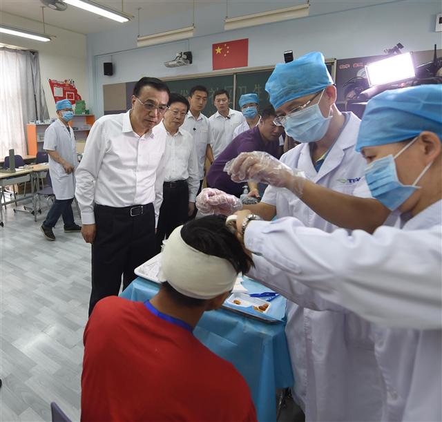 리커창 중국 총리는 폭발사고 나흘 만인 16일 사고 현장을 찾았다. 톈진의 한 병원에서 치료받는 부상자를 보는 리 총리. 톈진/신화 뉴시스