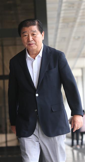 이석우 경기 남양주시장이 21일 오후 서울 서초동 서울중앙지검에 출석하고 있다. 　연합뉴스