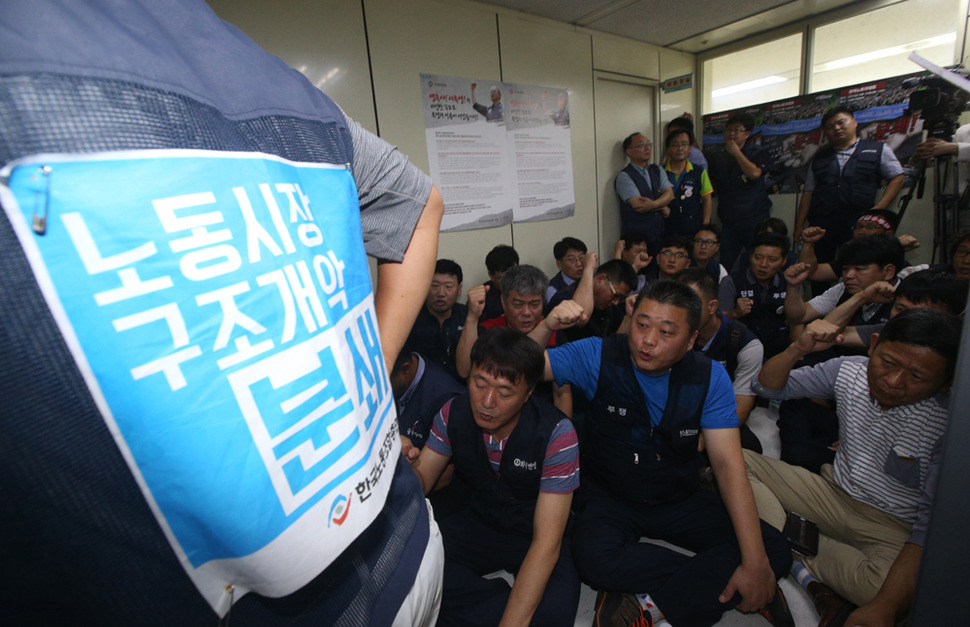 한국노총의 노사정위원회 복귀 여부를 논의·결정할 중앙집행위원회가 열린 18일, 회의에 앞서 서울 여의도 한국노총 건물 회의장 앞에서 노사정 복귀에 반대하는 금속노련 등 일부 산별노조 조합원들이 구호를 외치며 농성하고 있다. 신소영 기자 viator@hani.co.kr