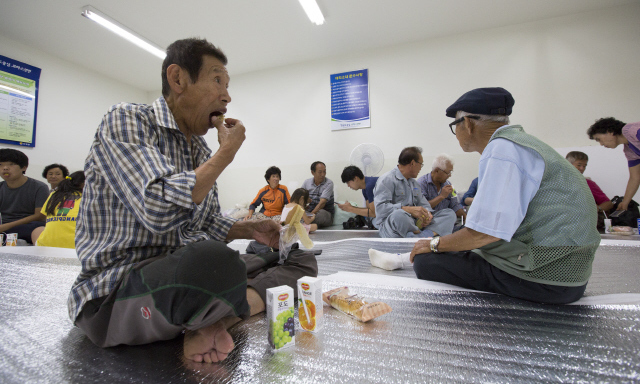 21일 오전 경기도 연천군 중면사무소 마당 옆 민방공 대피소에서 한 주민이 빵과 음료수로 식사를 하고 있다.  연천/김성광 기자 flysg2@hani.co.kr