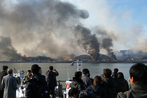 2010년 연평도 포격사건. 우리 군의 해상사격훈련이 끝난 뒤 북한이 해안포를 수십발 발사해 연평도와 인근 해상이 피해를 입었다. 2010년 연평도 포격사건. 우리 군의 해상사격훈련이 끝난 뒤 북한이 해안포를 수십발 발사해 연평도와 인근 해상이 피해를 입었다.