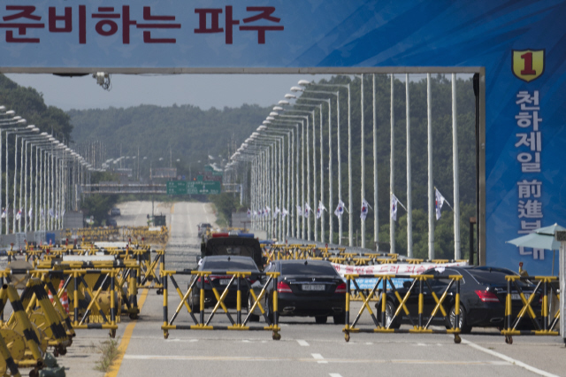 김관진 청와대 국가안보실장과 홍용표 통일부 장관이 탄 차량 행렬이 23일 오후 이틀째 남북 고위급 접촉이 열린 판문점에 가기 위해 통일대교를 지나고 있다.  
 파주/김성광 기자 flysg2@hani.co.kr