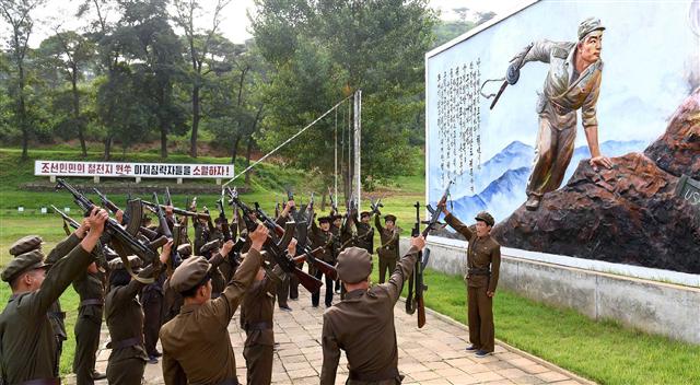 북 “인민군 입대·복귀 탄원 100만명” 북한은 23일 전국 각지의 청년 학생들이 잇따라 입대 지원 모임을 열고 있다며, 인민군 입대와 복귀를 탄원한 청년이 100만명을 넘어섰다고 주장했다. 평양/조선중앙통신 연합뉴스