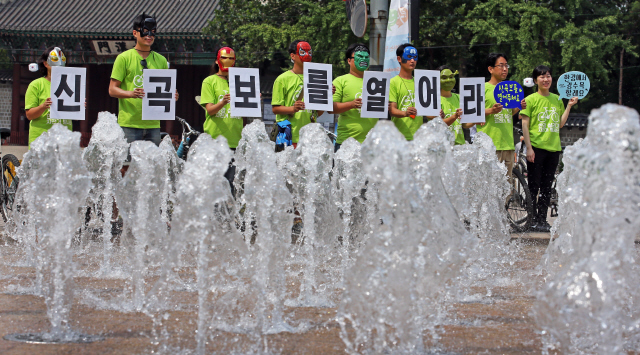 서울환경운동연합과 환경운동연합 회원들이 24일 오전 서울광장에서 한강녹조 자전거 탐사대 발족식을 하고 있다. 한강녹조탐사대는 한강자전거도로를 따라 한강 주요 지점의 생태계 오염 상태를 조사할 계획이다. 이정용 선임기자 lee312@hani.co.kr