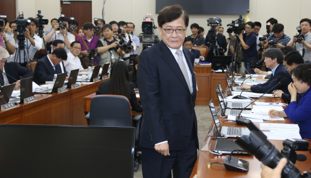 정진엽 보건복지부 장관 후보자(가운데 서 있는 이)가 24일 오전 국회 보건복지위원회에서 열린 인사청문회에서 선서문을 김춘진 위원장한테 건넨 뒤 자리로 돌아가고 있다. 이정우 선임기자 woo@hani.co.kr
