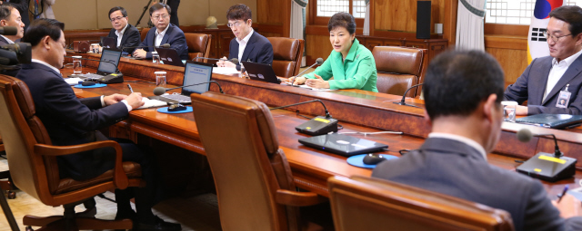 박근혜 대통령이 24일 오전 청와대에서 수석비서관회의를 주재하며 발언하고 있다. 오른쪽 아래 빈자리는 남북 고위급 회담에 나선 김관진 국가안보실장의 자리다. 청와대사진기자단