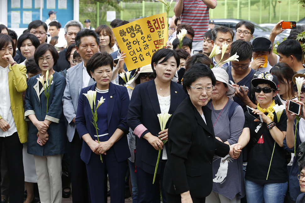 정치자금법 위반죄로 대법원에서 징역 2년이 확정된 한명숙 전 국무총리가 24일 오후 동료 의원들과 지지자들의 배웅을 받으며 수감될 경기 의왕시 서울구치소로 들어가고 있다. 의왕/이정아 기자 leej@hani.co.kr