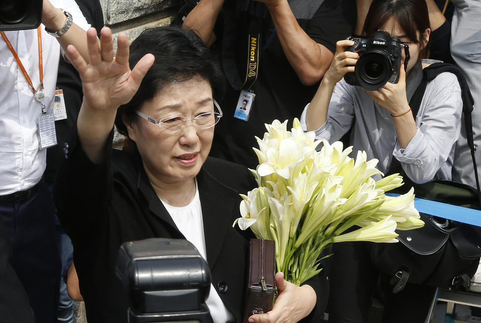 정치자금법 위반죄로 대법원에서 징역 2년이 확정된 한명숙 전 국무총리가 24일 오후 동료 의원들과 지지자들의 배웅을 받으며 수감될 경기 의왕시 서울구치소로 들어가고 있다. 의왕/이정아 기자 leej@hani.co.kr