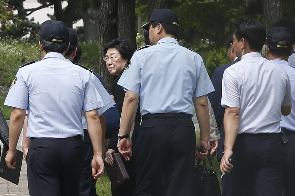 정치자금법 위반죄로 대법원에서 징역 2년이 확정된 한명숙 전 국무총리가 24일 오후 동료 의원들과 지지자들의 배웅을 받으며 수감될 경기 의왕시 서울구치소로 들어가고 있다. 의왕/이정아 기자 leej@hani.co.kr