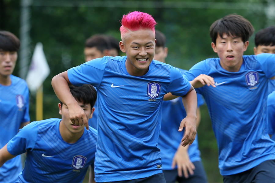 이승우가 24일 파주 축구국가대표팀트레이닝센터에서 독특한 머리 염색을 한 채 2015 수원 컨티넨탈컵 대비 훈련을 하고 있다. 최진철 17살 이하 축구대표팀 감독은 “빛이 나서 선글라스를 껴야 할 것 같다. 좀 자제해줬으면 좋겠다”고 했다. 파주/연합뉴스