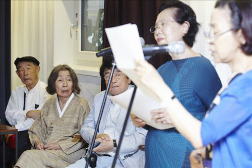 왼쪽 둘째 이병복 씨.