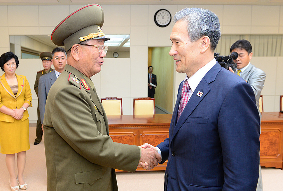 북한의 비무장지대(DMZ) 목함지뢰 도발과 서부전선 포격 도발로 초래된 한반도 군사적 긴장 상황을 논의하는 남북 고위급 접촉이 25일 0시 55분께 극적으로 타결됐다. 김관진 청와대 국가안보실장(오른쪽)과 황병서 인민군 총정치국장이판문점 평화의 집에서 공동합의문에 합의한 뒤 악수하고 있다. 통일부 제공