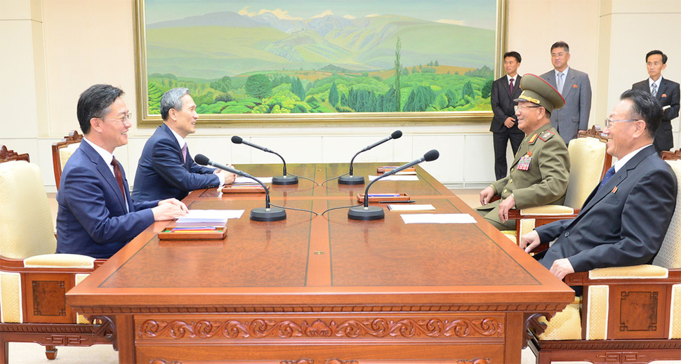 북한의 비무장지대(DMZ) 목함지뢰 도발과 서부전선 포격 도발로 초래된 한반도 군사적 긴장 상황을 논의하는 남북 고위급 접촉이 25일 0시 55분께 극적으로 타결됐다. 전체 회의 장면. 통일부 제공