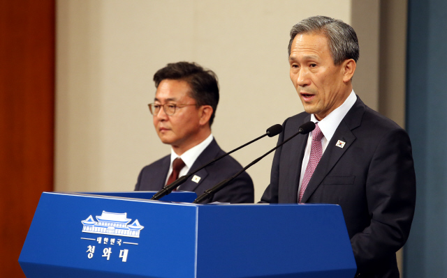 김관진 청와대 국가안보실장이 25일 새벽 청와대에서 남북 고위급 접촉 공동보도문을 발표하고 있다. 왼쪽은 홍용표 통일부 장관. 이정용 선임기자 