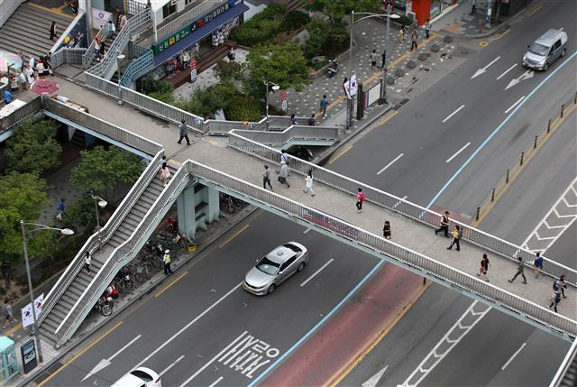 서울 지하철 1호선 노량진역 출구에 이어진 노량진 육교가 오는 10월 헐린다. 길이 30m, 폭 4m 규모로 1980년 9월에 준공된 노량진 육교는 근처 입시·고시·취업 학원 수험생들의 징검다리 구실을 35년 동안 해왔다. 사진은 26일 오후 노량진 육교 모습. 연합뉴스