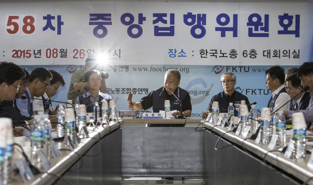 김동만 한국노총 위원장(가운데)이 26일 오전 서울 영등포구 여의도 한국노총에서 열린 중앙집행위원회에서 성원 보고를 한 뒤 의사봉을 두드리고 있다. 김성광 기자 flysg2@hani.co.kr