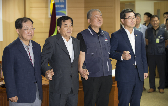 한국노총의 복귀로 경제사회발전노사정위원회 4자 대표자회의가 27일 오후 정부서울청사에서 열려, 박병원 한국경영자총협회 회장(왼쪽부터), 김대환 노사정위원장, 김동만 한국노총 위원장, 이기권 고용노동부 장관이 손을 맞잡고 있다. 김성광 기자 flysg2@hani.co.kr