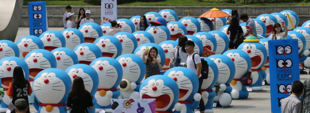 28일 오전 서울 용산 아이파크몰 야외대광장에서 백화점 개점 9주년을 맞아 열린 ‘도라에몽 100 비밀 도구전’에서 시민들이 광장에 세워진 인형들 사이에서 기념촬영을 하고 있다. ‘도라에몽’은 1970년 일본 원작자 후지코 에프(F) 후지오의 연재로 시작돼 1000편 이상의 텔레비전 에피소드가 제작되고 올해 35번째 극장판 애니메이션이 개봉됐다. 이번 전시는 10월 4일까지 계속된다. 이종근 기자 root2@hani.co.kr