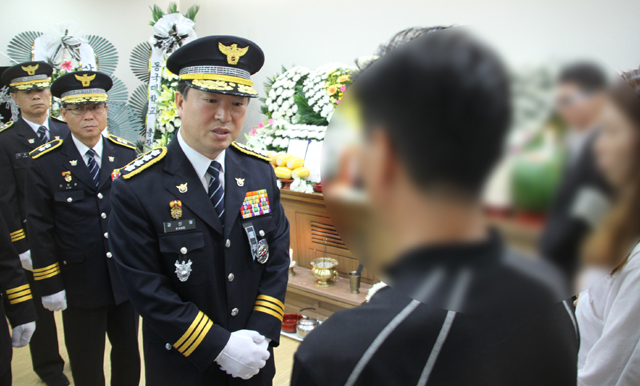 강신명 경찰청장 등 경찰청 간부들이 28일 서울 은평구 구파발 검문소 총기 사고로 숨진 의경의 빈소가 마련된 노원구 원자력병원 장례식장을 찾아 조문하고 있다. 연합뉴스